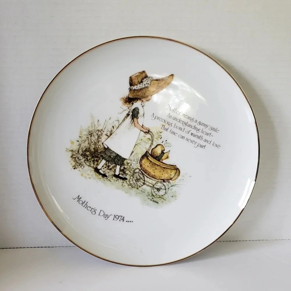 Vintage 1974 Porcelain Holly Hobbie Commemorative Edition Mothers Day Plate.